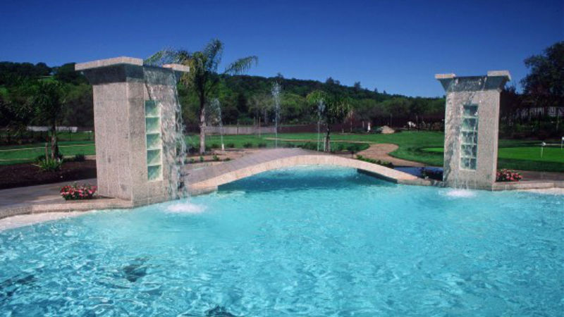 A Reputable Swimming Pool Contractor in Orange County Offers Many Services to Pool Owners